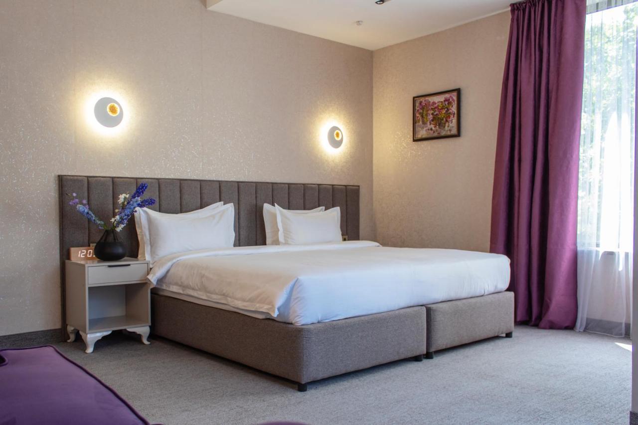 Orient Hotel Biszkek Zewnętrze zdjęcie